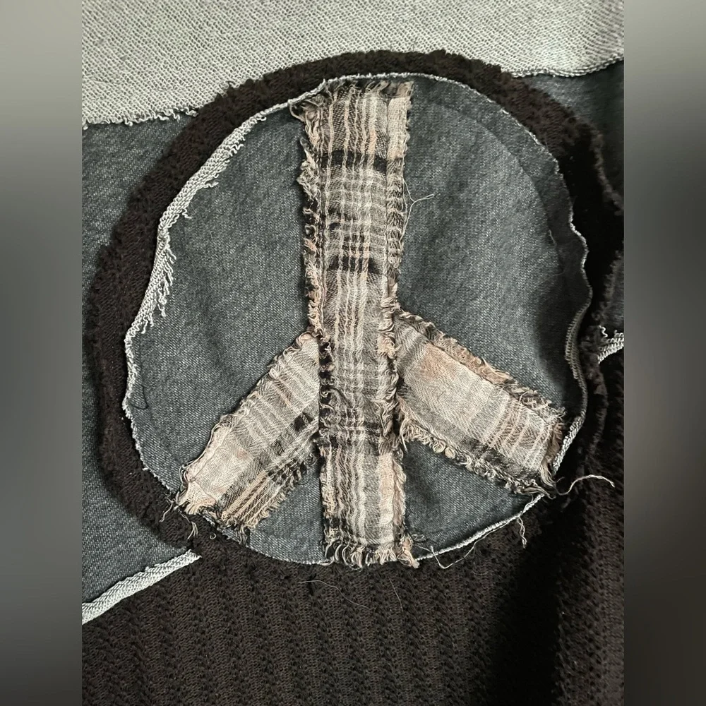 Distressed peace sign sweater - Picture 3 of 5